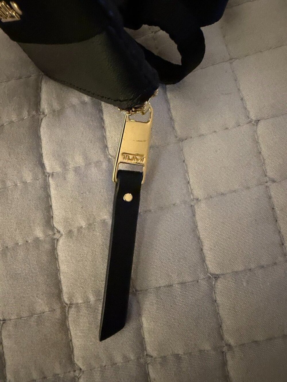 TUMI Vista SLG Lanyard Badge ID Holder Black Gold Never Used - Picture 5 of 5